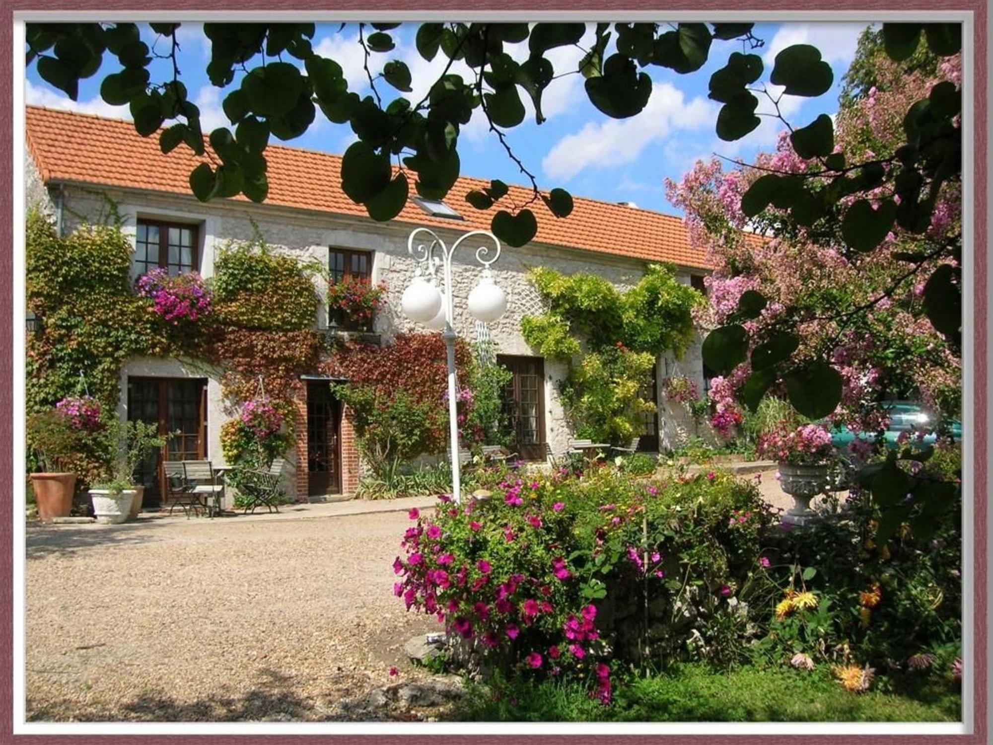 Charme Au Coeur Des Chateaux : Chambre D'Hotes Avec Wifi - Fr-1-590-329 Bed & Breakfast Tavers Exterior photo